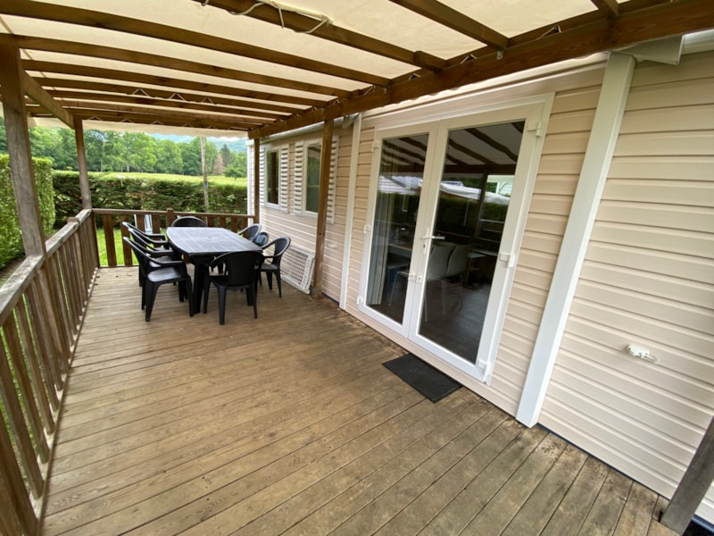 Mobilheim COUFLENS : Badezimmer mit überdachte Terrasse