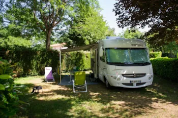 Stellplatz - Stellplatz Nature (Zelt, Wohnwagen, Wohnmobil / 1 Auto) - Flower Camping LES MIJEANNES