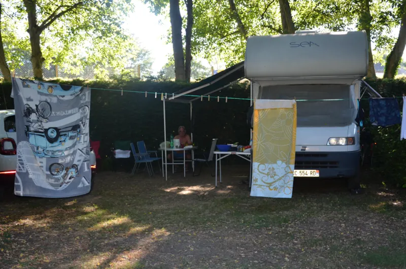Forfait Confort (1 Tente, Caravane Ou Camping-Car / 1 Voiture / Électricité 10A)