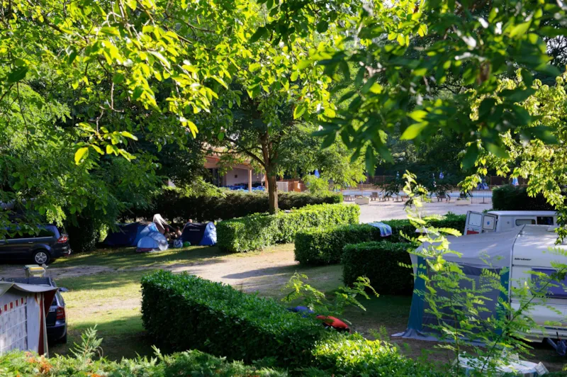 Forfait Privilège (1 Tente, Caravane Ou Camping-Car / 1 Voiture / Électricité 10A) De 100 À 130M²