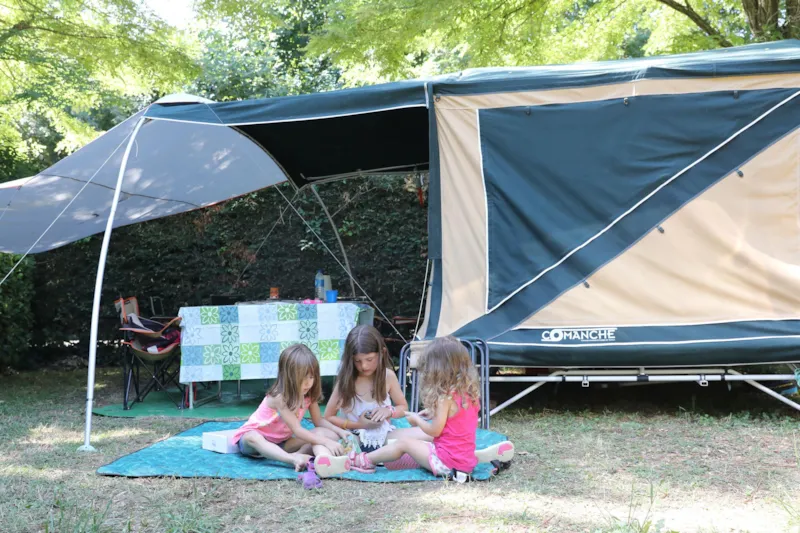 Forfait Privilège (1 Tente, Caravane Ou Camping-Car / 1 Voiture / Électricité 10A) De 100 À 130M²