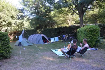 Stellplatz - Pauschale Wanderer Mit Strom - Flower Camping LES MIJEANNES
