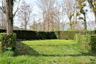 Privilige Pitch + fridge (1 tent, caravan or camper / 1 car / 10A electricity) 100 - 130m²