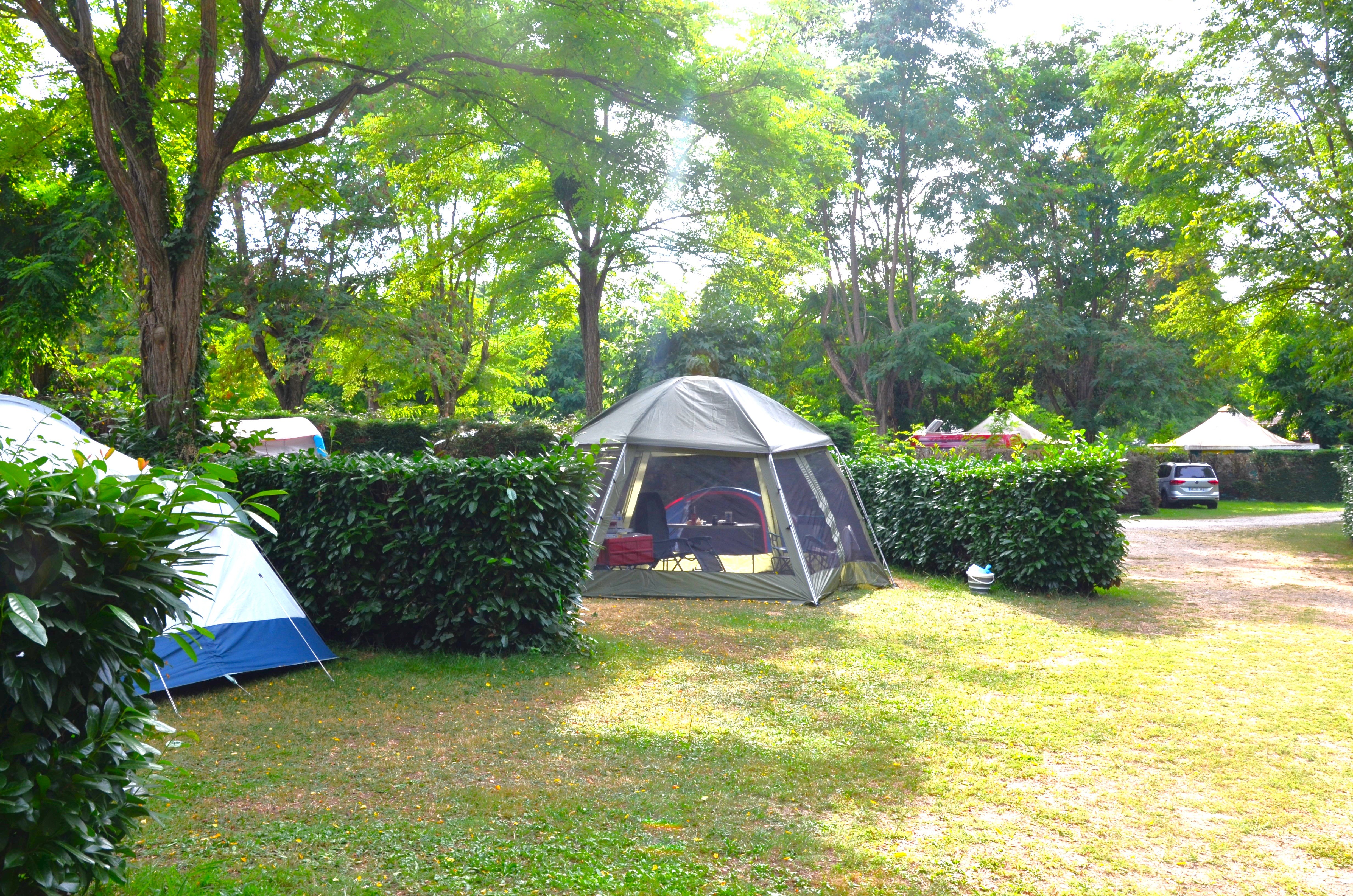 Emplacement - Forfait Confort (1 Tente, Caravane Ou Camping-Car / 1 Voiture / Électricité 10A) - Camping Les Mijeannes