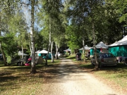 Emplacement - Forfait Confort 2 Campeurs - 1 Tente Ou Caravane - 1 Véhicule, Avec Électricité - Camping Audinac les Bains