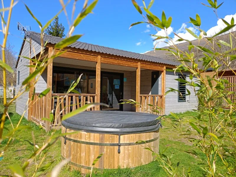 Chalet Spa Confort 35M² - 2 Chambres + Terrasse Couverte + Clim Réversible + Tv