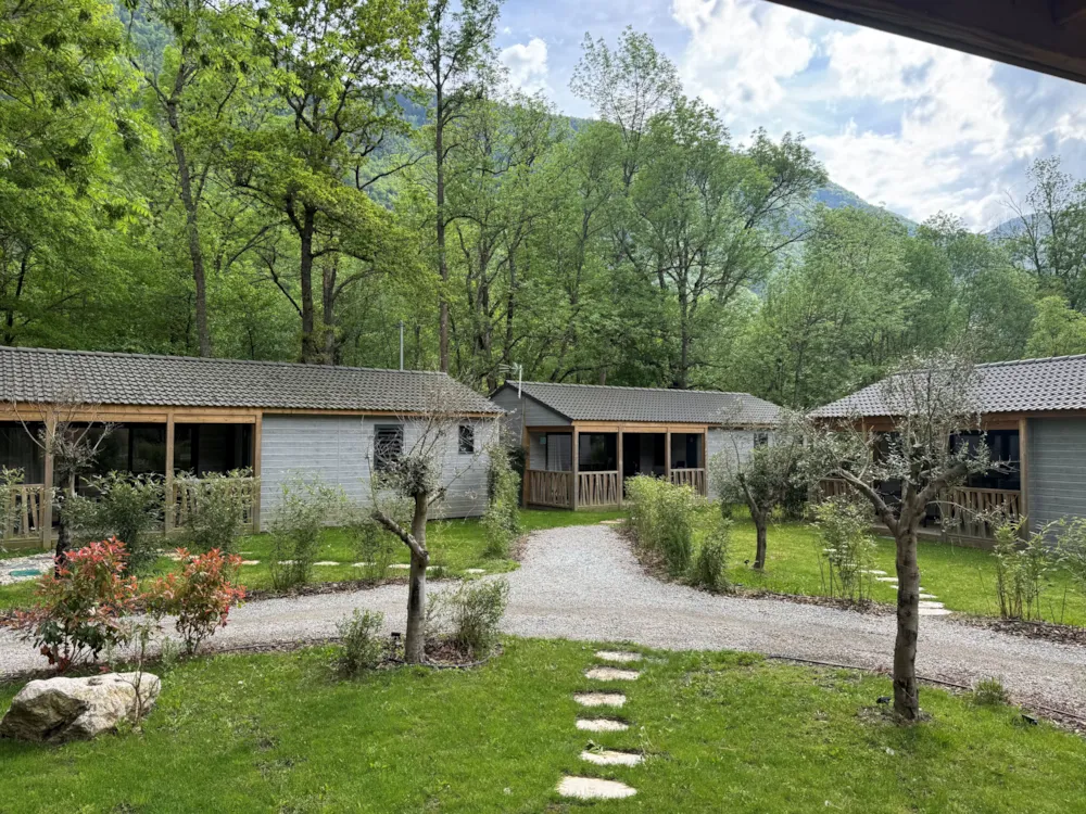 Location - Chalet Premium 42M² - 2 Chambres + Terrasse Couverte + Clim Réversible + Tv - Flower Camping La Marmotte