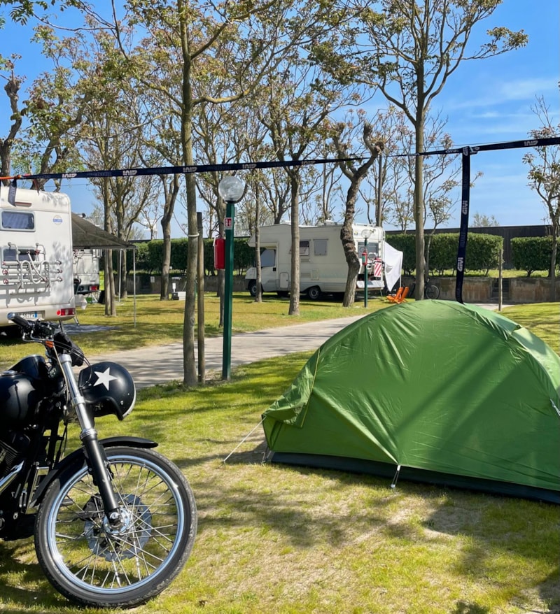 Petite Emplacement : Tente pour Voiture/Moto + Électricité