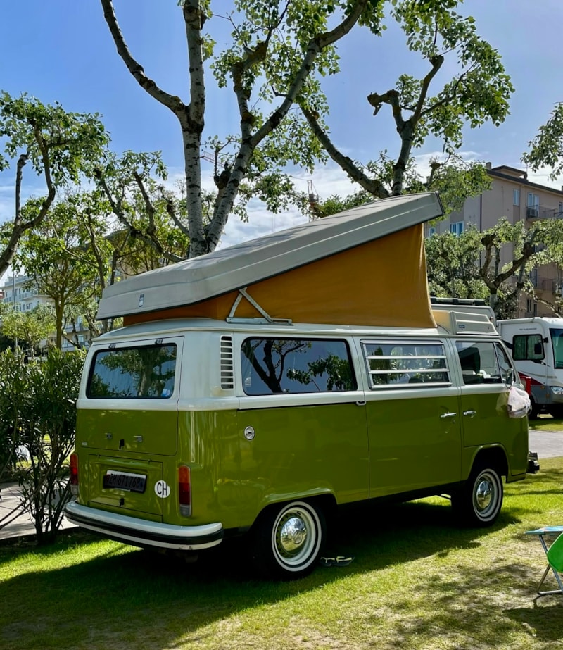 Piazzola Standard:  Caravan/Camper/Tenda  + Auto + Elettricità e Acqua