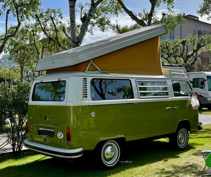 Piazzola Standard:  Caravan/Camper/Tenda  + Auto + Elettricità e Acqua