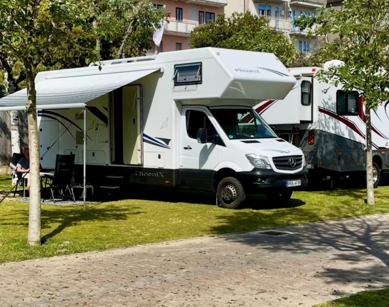 Emplacement avec Parasol : Caravane/Camping-car/Tente + Voiture + Parasol + Électricité et Eau