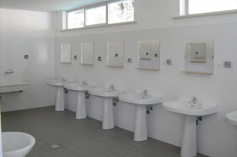 Emplacement: Voiture + Tente/Caravane Ou Camping-Car + Électricité +Eau