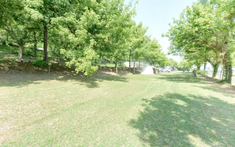 Emplacement: Voiture + Tente/Caravane Ou Camping-Car + Électricité +Eau