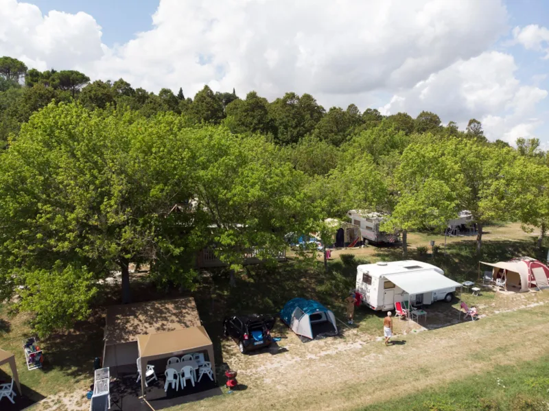 Emplacement: Voiture + Tente/Caravane Ou Camping-Car + Électricité +Eau