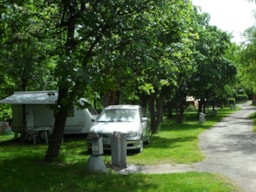 Kampeerplaats(en) - Pakket Standard: Standplaats + 1 Voertuig - Camping L'Enclave