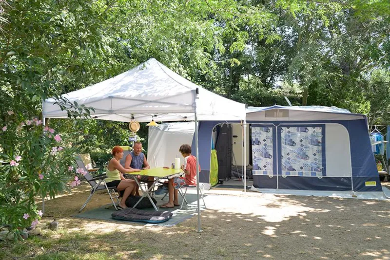 Forfait 2 : Emplacement + Tente Ou Caravane Ou Camping-Car + Véhicule + Électricité 16A