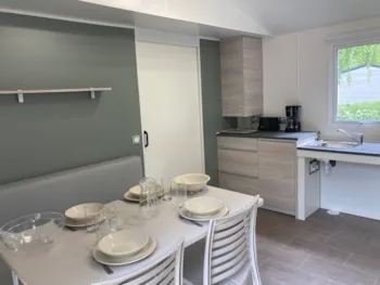 Mietunterkunft - Mobilheim Confort 36M² - 2 Schlafzimmer - Behindertengerecht + Halbüberdachte Terrasse - Flower Camping LA BEXANELLE