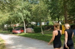 Stellplatz - Stellplatz Pauschale Wanderer Oder Radfahrer Mit Zelt - Flower Camping LA BEXANELLE