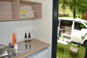 Stellplatz - Forfait Premium Équipé D'un Sanitaire Privatif - Flower Camping LA BEXANELLE