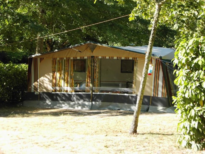 Emplacement Camping (2 Personnes / 1 Tente / Caravane + 1 Voiture /1 Camping-Car / Électricité 10A)