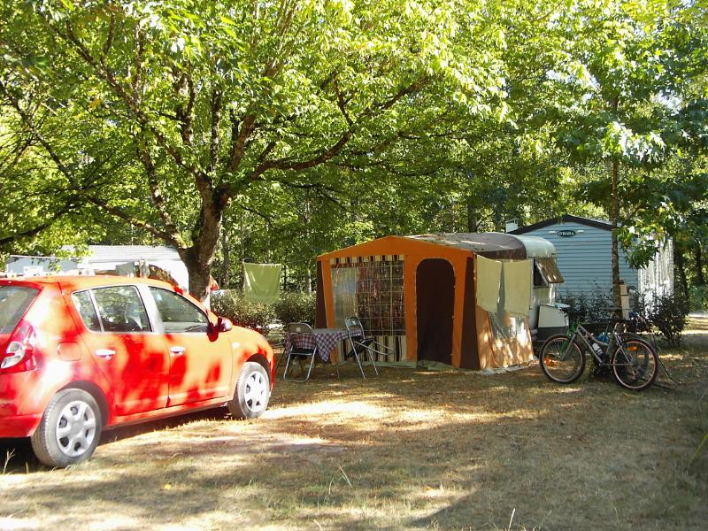 Emplacement camping (2 personnes / 1 tente / caravane + 1 voiture /1 camping-car / électricité 10A)