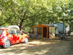 Emplacement - Emplacement Camping (2 Personnes / 1 Tente / Caravane + 1 Voiture /1 Camping-Car / Électricité 10A) - Camping Naturiste du Lac de Lislebonne