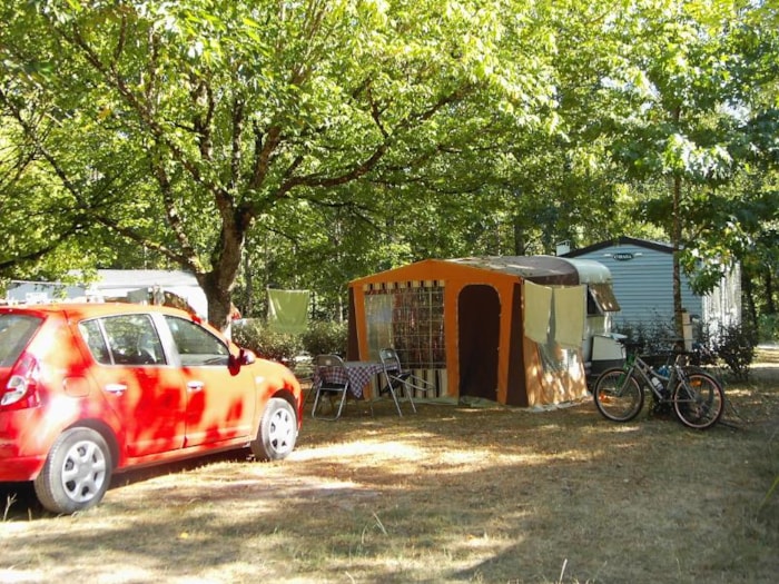 Emplacement Camping (2 Personnes / 1 Tente / Caravane + 1 Voiture /1 Camping-Car / Électricité 10A)