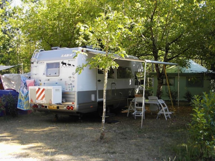 Emplacement Camping (2 Personnes / 1 Tente / Caravane + 1 Voiture /1 Camping-Car / Électricité 10A)