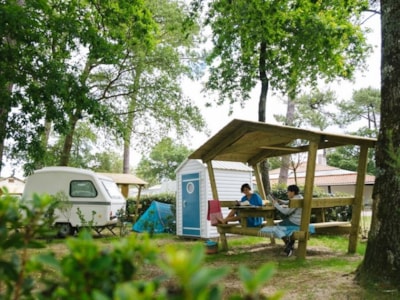 Privilege pitch package - 16A electricity + table + water + storage sheds — 2