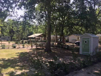 Kampeerplaats(en) - Privilege Staanplaats Pakket - 16A Elektriciteit + Tafel + Water + Berging - Camping La Civelle