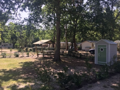 Privilege pitch package - 16A electricity + table + water + storage sheds — 1