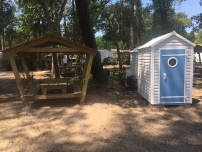 Privilege pitch package - 16A electricity + table + water + storage sheds — 3