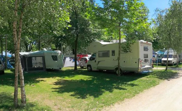 Emplacement Vue partielle du lac 80m2 : 1 voiture + tente/caravane ou 1 camping-car + électricité 6A+ charge eau