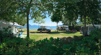Stellplatz - Stellplatz 1. Reihe See 80M2 : 1 Auto + Zelt/Wohnwagen Oder 1 Wohnmobil + Strom 6A+Wasserbelastung - Camping Orchidea