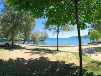 Stellplatz - Stellplatz 1. Reihe See 70M2 : 1 Auto + Zelt/Wohnwagen Oder 1 Wohnmobil + Strom 6A+Wasserbelastung - Camping Orchidea