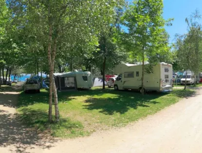 Piazzola Parziale Vista Lago 58M2 : 1 Auto + Tenda/Roulotte O 1 Camper + Elettricità 6A+Carico Acqua