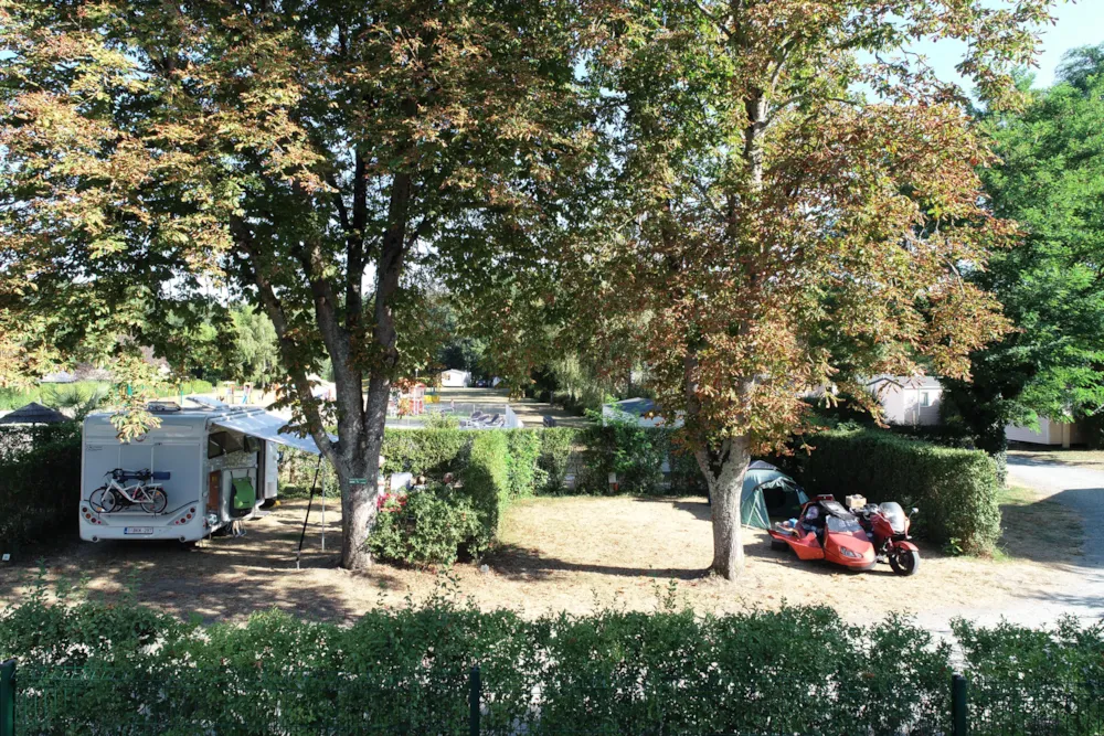 Emplacement - Forfait Randonneur (Piéton, Cycliste Ou Motard / 1 Emplacement) - Flower Camping Les Granges