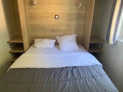 Tiny - 1 bedroom and 2 single beds on mezzanine - with WC and bathroom — 3