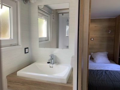 Tiny - 1 bedroom and 2 single beds on mezzanine - with WC and bathroom — 4