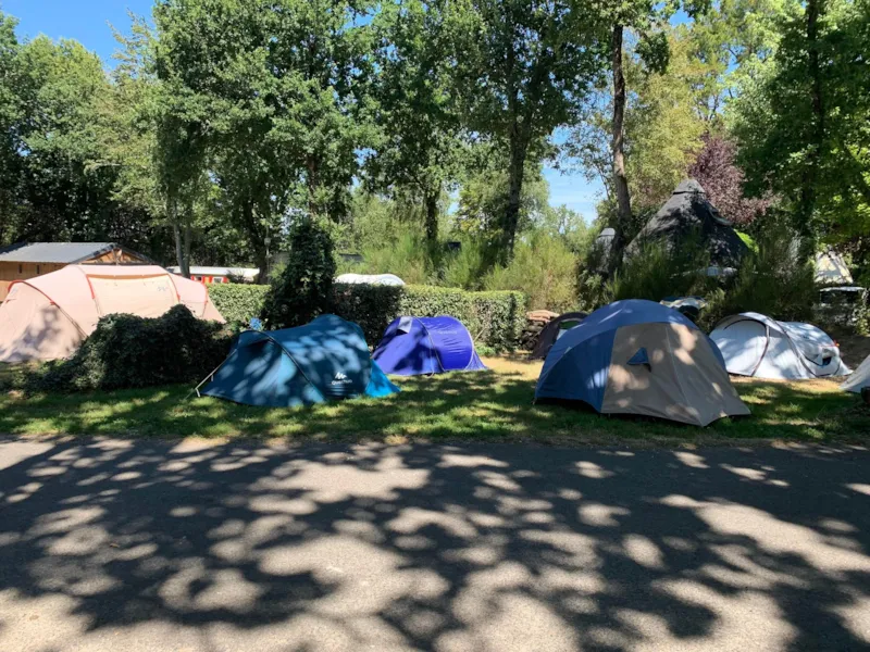 Emplacement Nu : Véhicule Maximum 6M, Double Essieux Interdit 2Pers. Avec Électricité