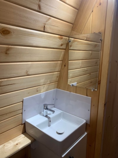 Pod - 1 bedroom and 1 double bed on mezzanine - with WC and bathroom — 8