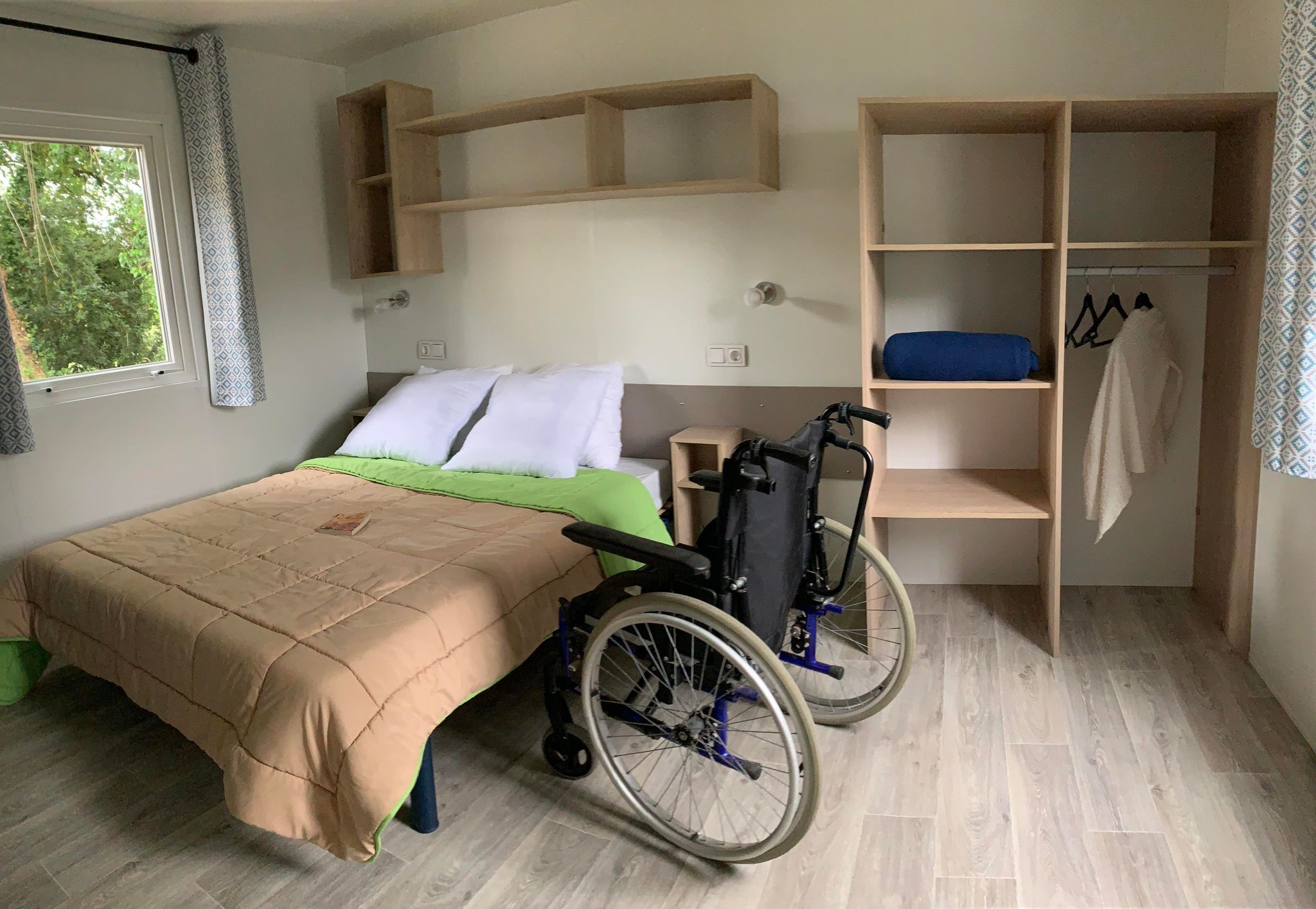 Location - Mobil-Home Pmr 4/6 Pers. - Luxe Avec Lave Vaisselle - 2 Chambres, 1 Convertible Samedi - Camping L'Étang du Pays Blanc