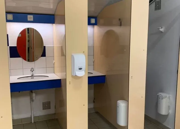 Emplacement Nu : Véhicule Maximum 6M, Double Essieux Interdit 2Pers. Avec Électricité