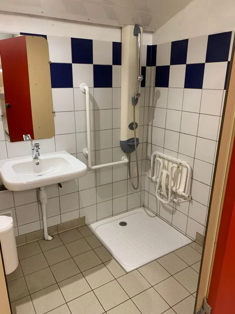 Emplacement Nu : Véhicule Maximum 6M, Double Essieux Interdit 2Pers. Avec Électricité