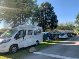 Pitch - Tent Pitch + 1 Vehicle (Max 6M) - With Electricity - Camping L'Étang du Pays Blanc