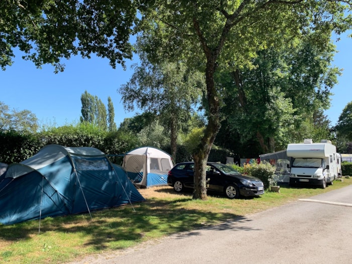 Emplacement Nu : Véhicule Maximum 6M, Double Essieux Interdit 2Pers. Avec Électricité