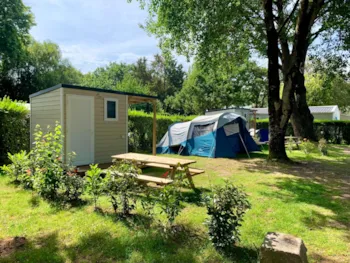 Stellplatz - Stellplatz Premium Und Kochnische / Private Sanitäranlage - Camping L'Étang du Pays Blanc