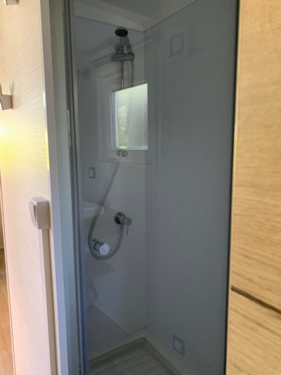 Tiny - 1 bedroom and 2 single beds on mezzanine - with WC and bathroom — 6