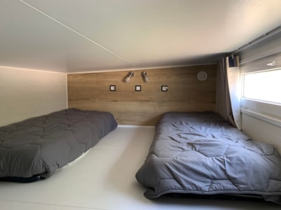 Tiny - 1 bedroom and 2 single beds on mezzanine - with WC and bathroom — 7