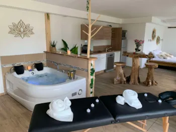 Mietunterkunft - Gîte L'escapade Pour Deux Personnes Avec Baignoire Balnéo - Camping L'Étang du Pays Blanc